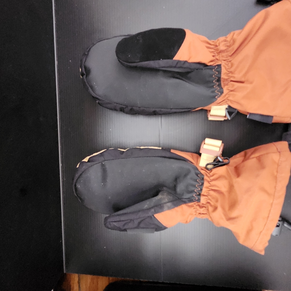 Dakine Quilted Two-Tone Mittens in Rust and Cream - Picture 2 of 2